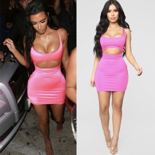 Kim Kardashian con un vestido neon color rosa