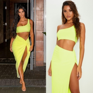 Kim Kardashian con un outfit neon color lima